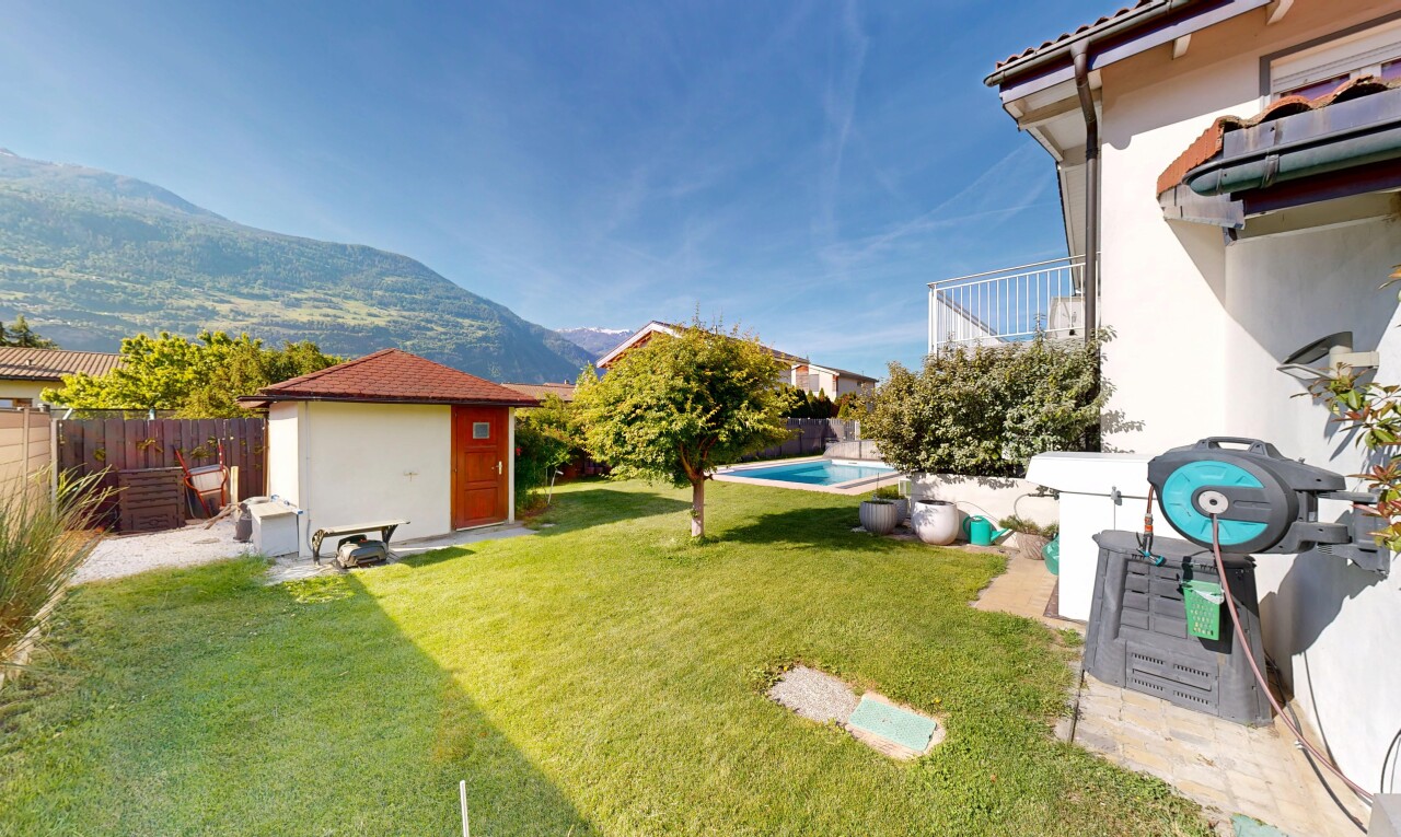 jardin avec structure extérieure, from property, piscine, pelouse, et day time