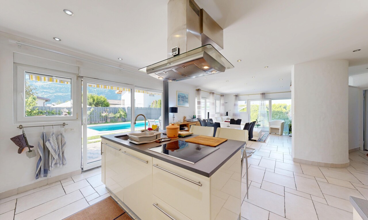 cuisine avec light floor, inside property, opens to living area, ouvert sur l'espace de vie, et kitchen island