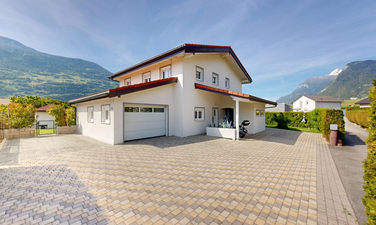 façade avec mountain view, vue sur la montagne, day time, bardage en stuc, et allée