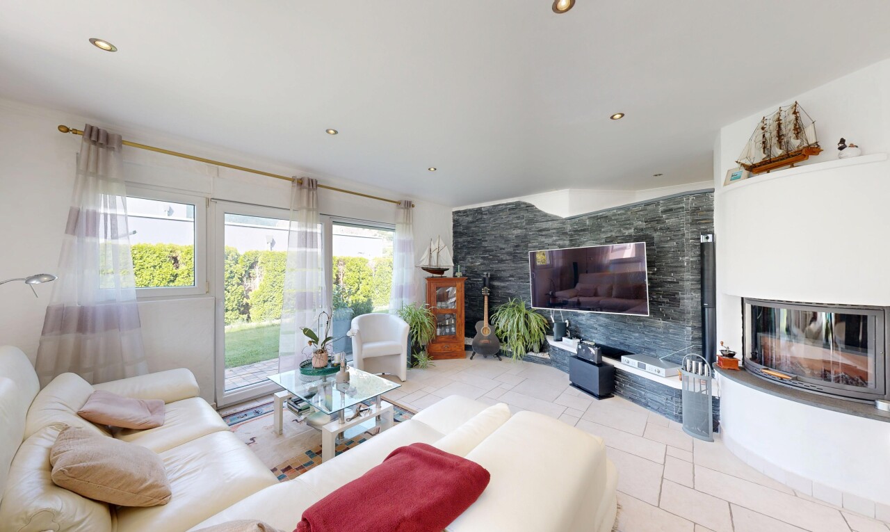salon avec tile floor, sol en carrelage, cheminée, inside property, et natural light