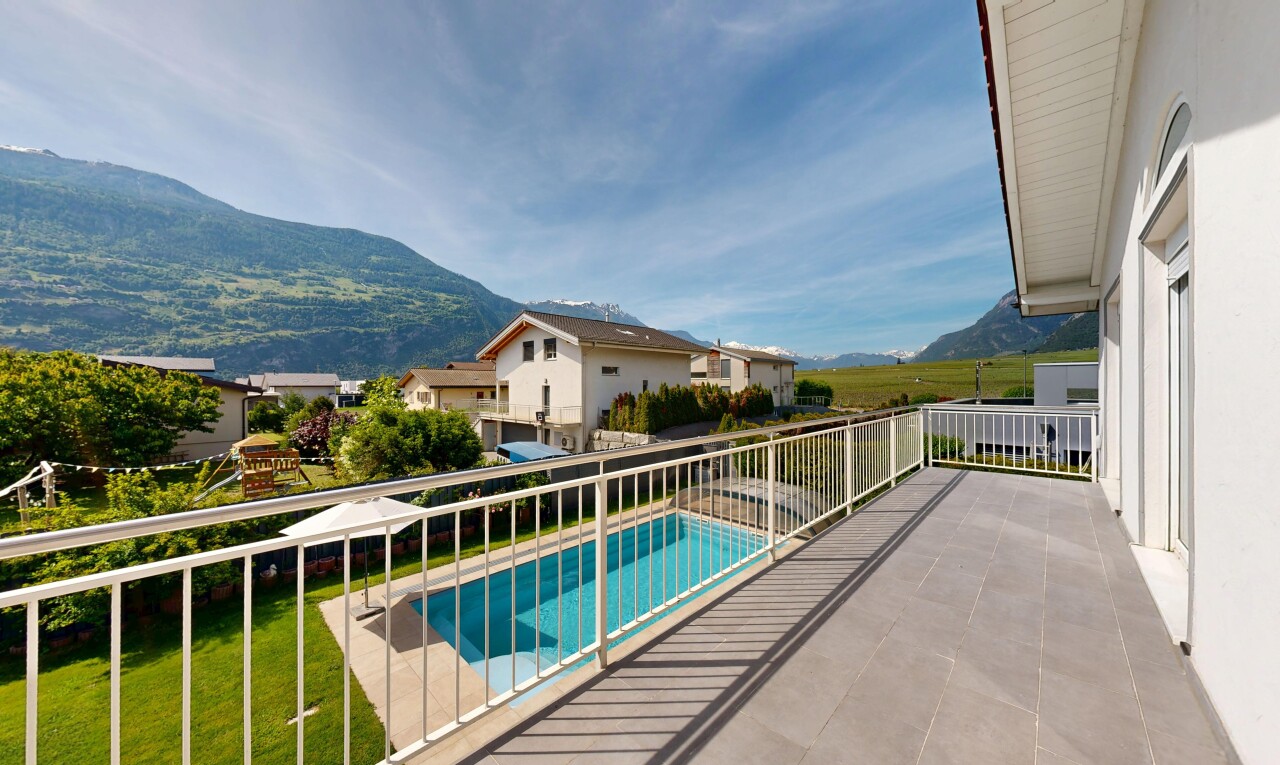 balcon avec vue sur la montagne, mountain view, vue sur la piscine, pool view, et from property