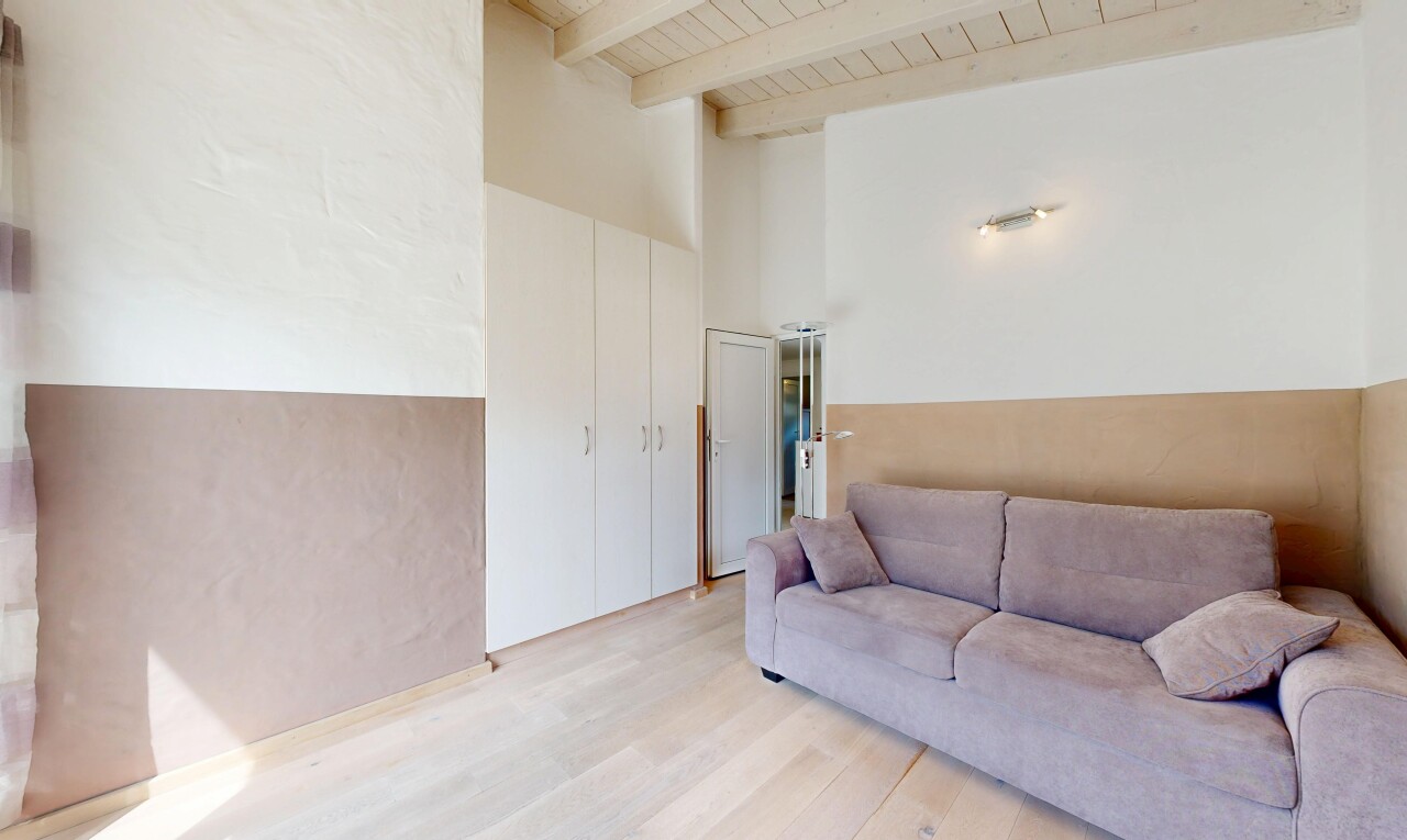 salon avec plafond haut, high ceiling, inside property, plafond à poutres, et beamed ceiling