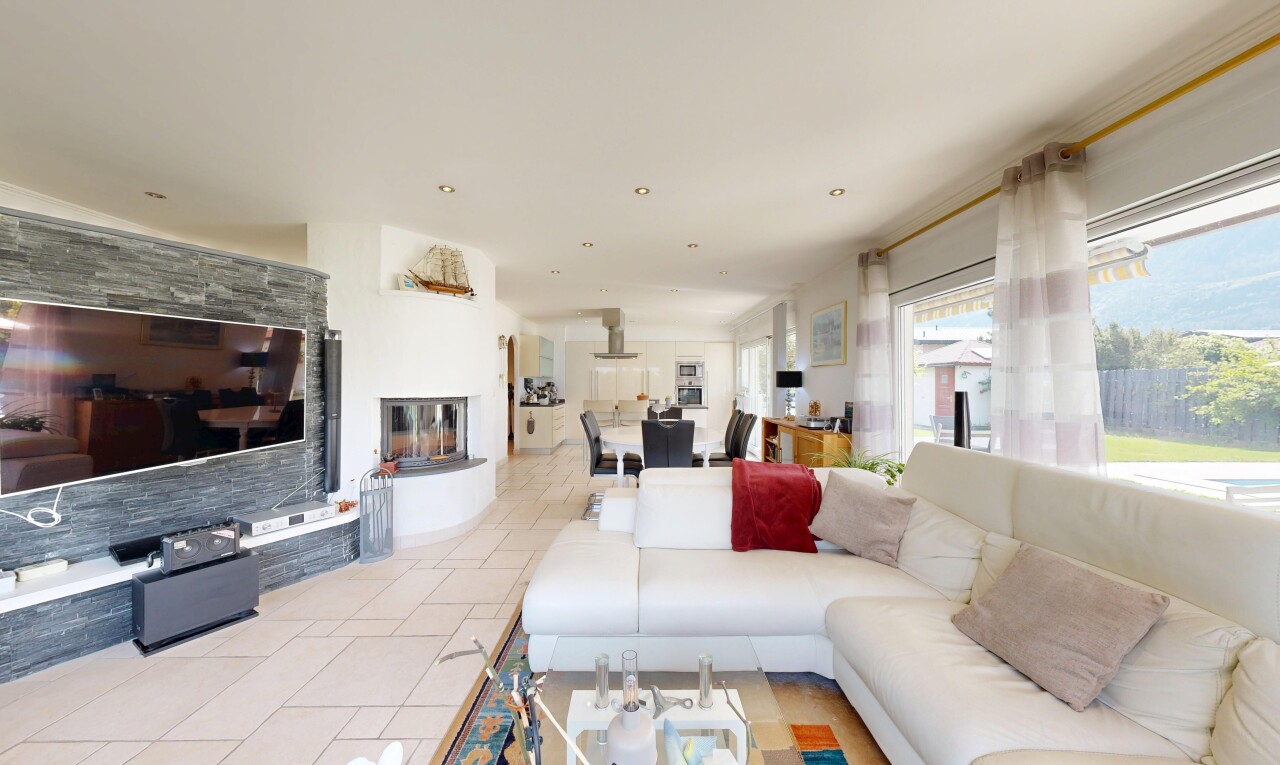 salon / salle à manger avec inside property, télévision, sol en carrelage, tile floor, et cloison sèche
