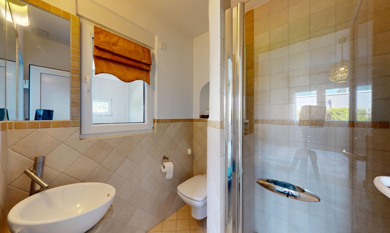 salle de bains avec douche, salle de bain complète, évier, inside property, et miroir