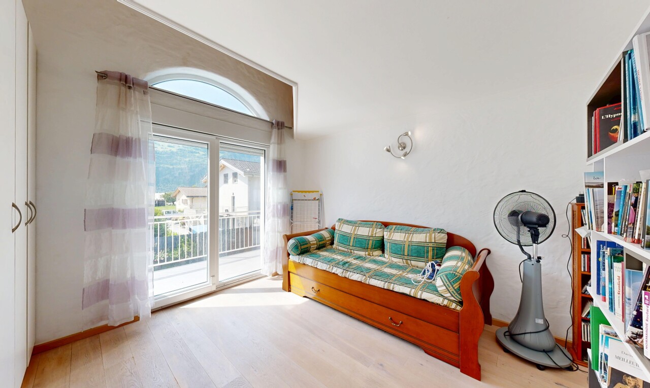 chambre avec lumière naturelle, natural light, accès à l'extérieur, sol en finition bois, et wood finish floor