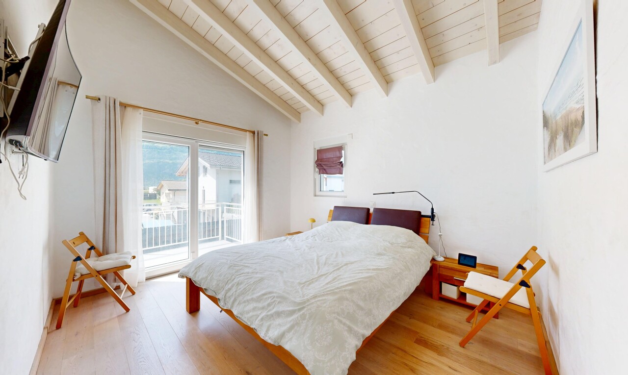 chambre avec sol en finition bois, wood finish floor, cloison sèche, drywall, et inside property
