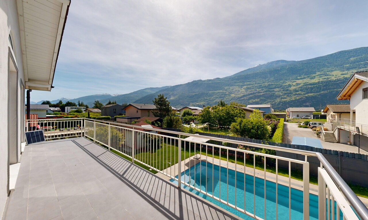 piscine avec from property, piscine, vue sur la montagne, mountain view, et day time