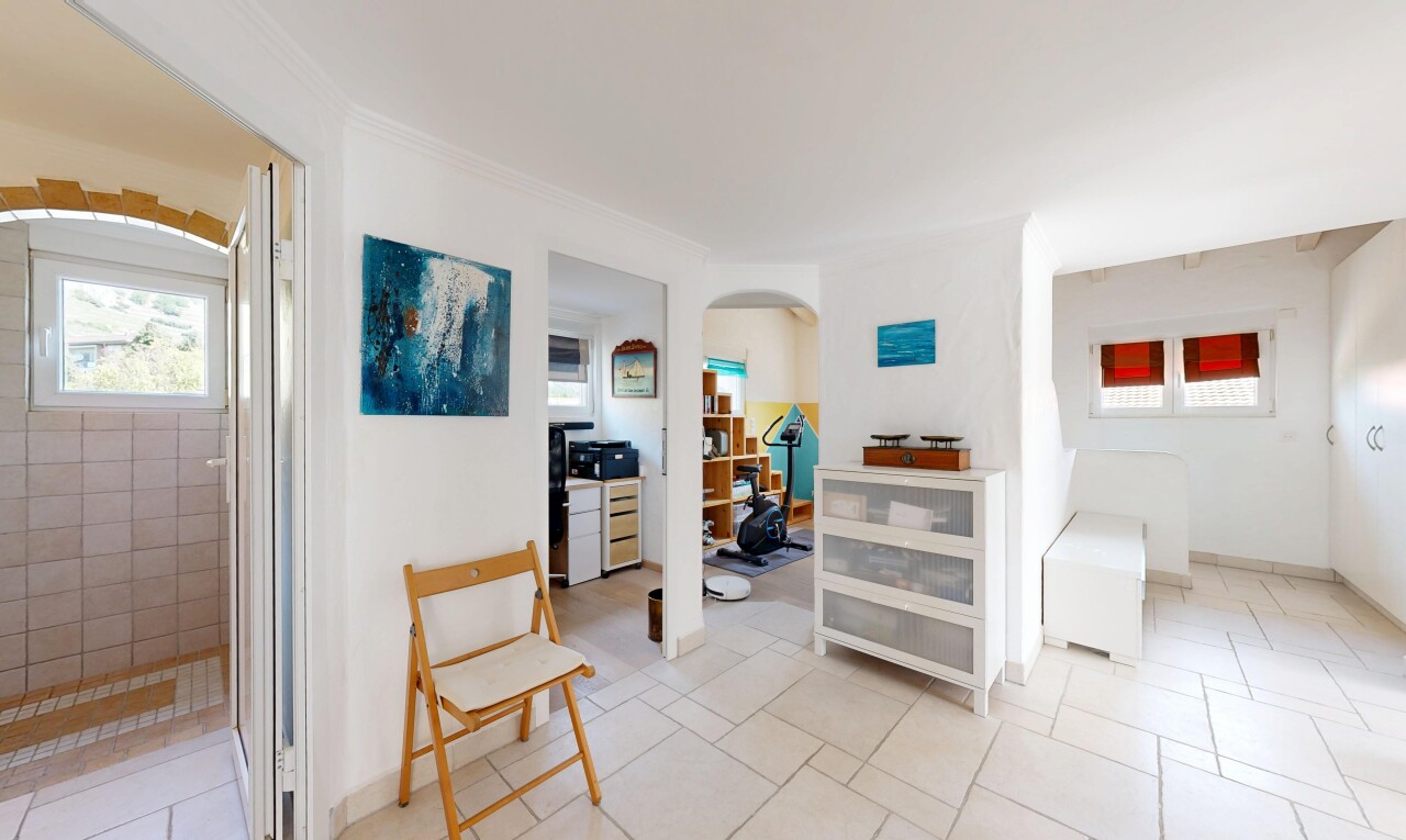 salon avec lumière naturelle, natural light, passages en arc, inside property, et light floor