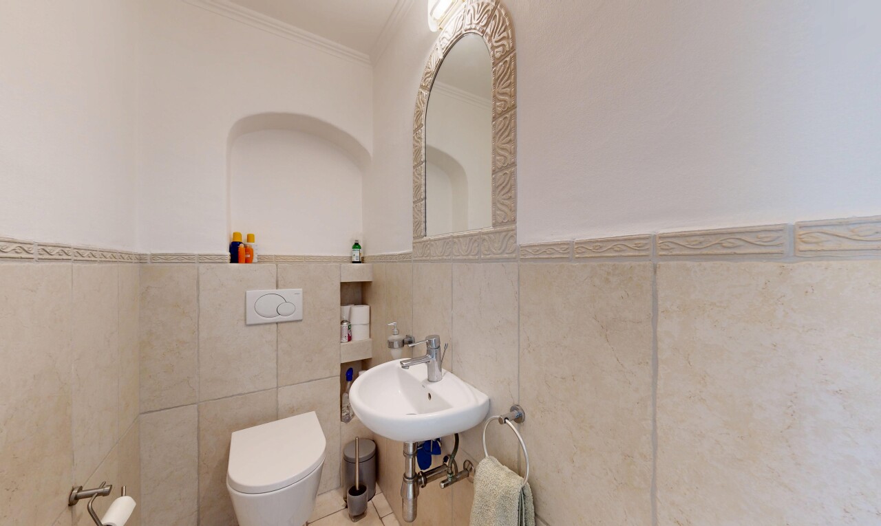 salle de bains avec miroir, inside property, mur en carrelage, tile wall, et évier