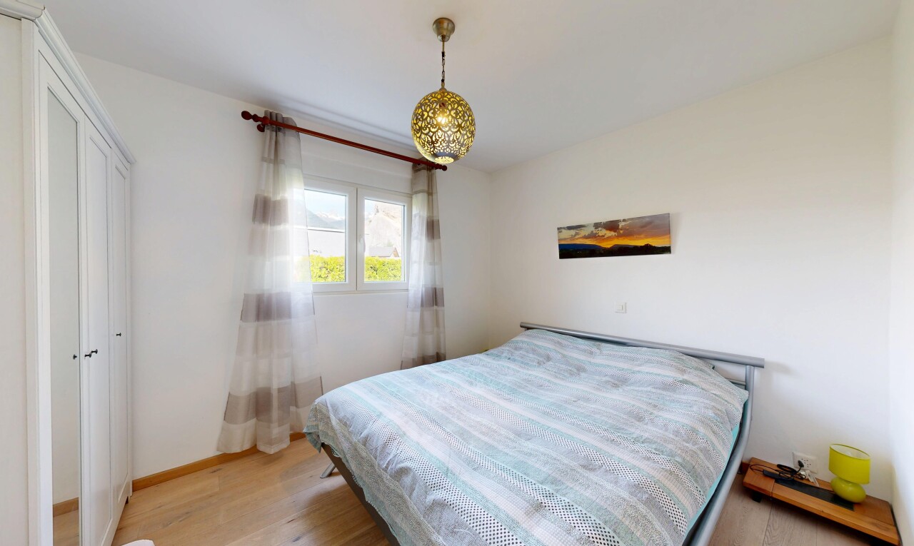 chambre avec cloison sèche, drywall, sol en finition bois, wood finish floor, et inside property