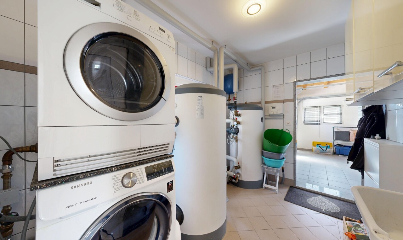 buanderie avec light floor, chauffe-eau, inside property, sol en carrelage, et tile floor