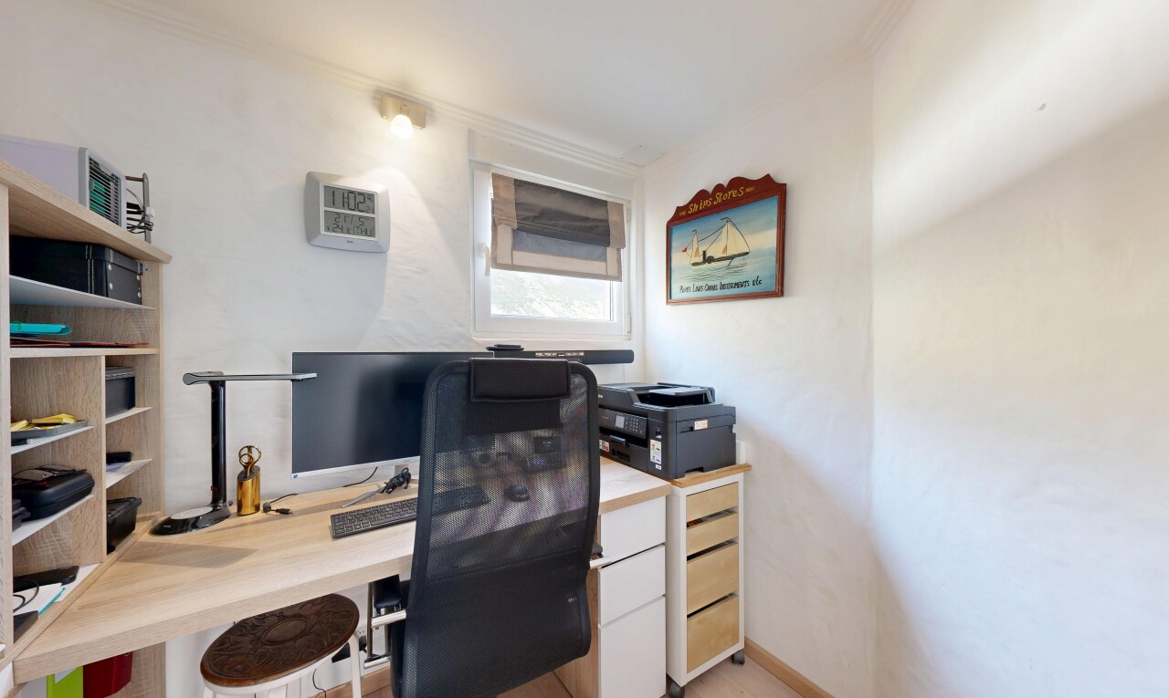 bureau avec espace bureau, inside property, light floor, télévision, et plinthes murales