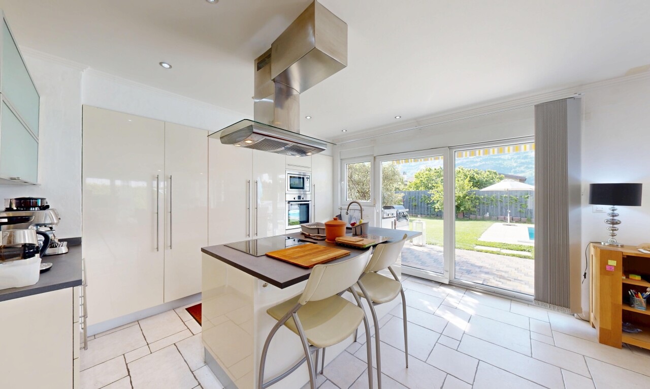cuisine avec plans de travail, dark countertops, light floor, hotte, et four