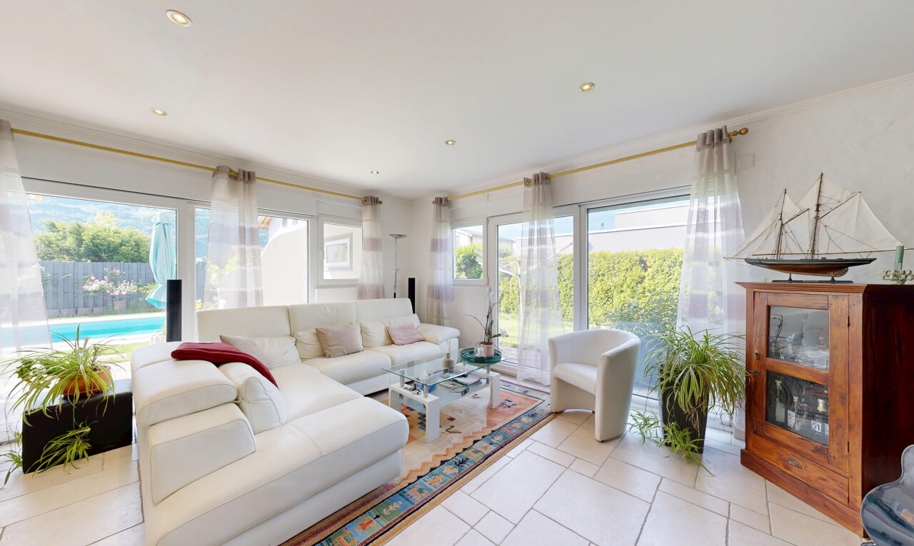 salon avec inside property, natural light, lumière naturelle, tile floor, et sol en carrelage