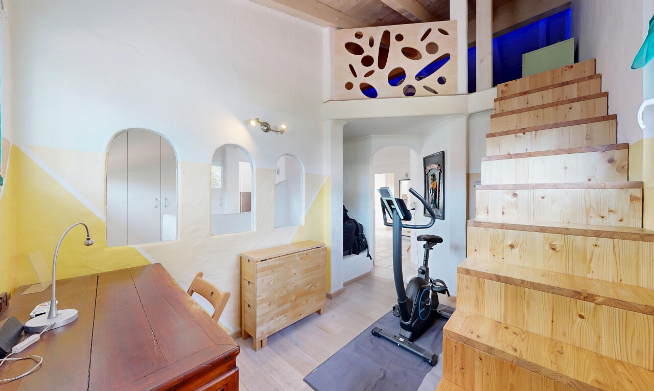gym avec plafond haut, high ceiling, passages en arc, cloison sèche, et drywall