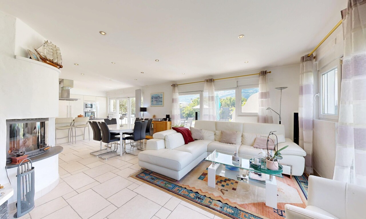 salon / salle à manger avec inside property, natural light, lumière naturelle, tile floor, et sol en carrelage