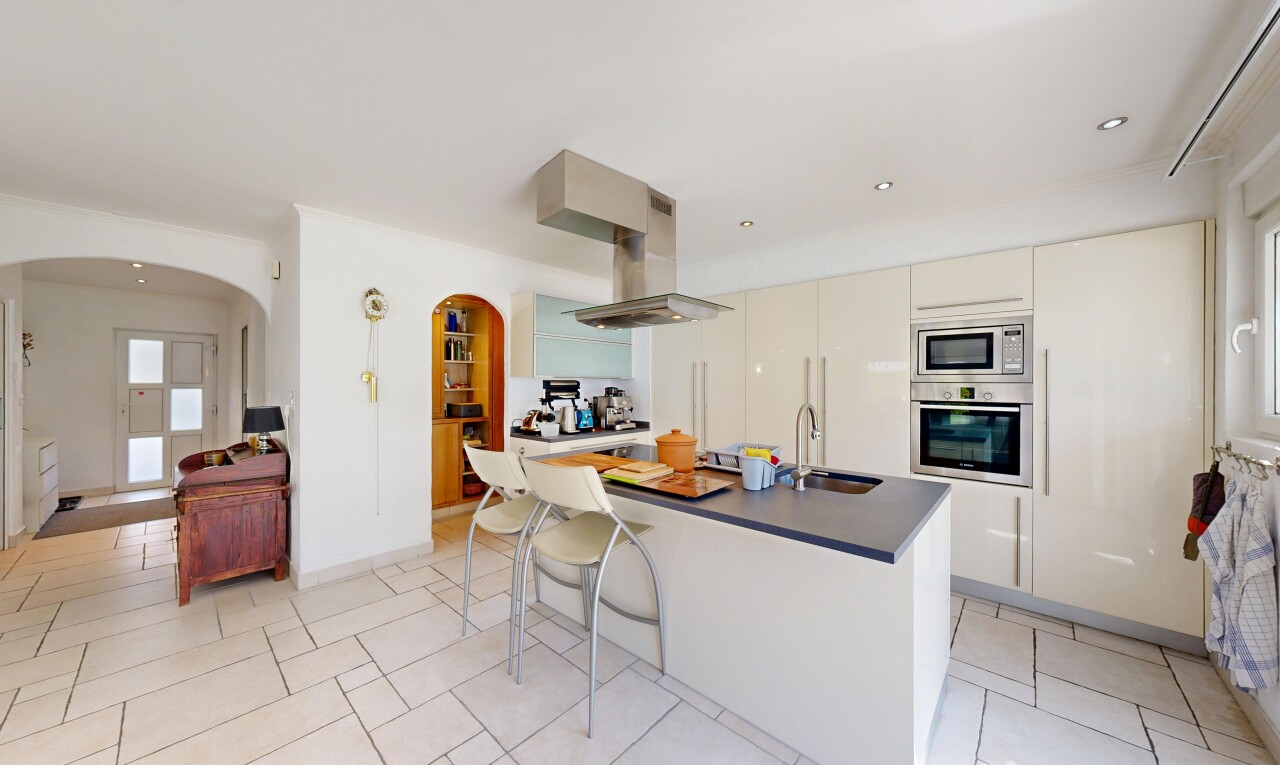 cuisine avec four, light floor, kitchen island sink, kitchen island, et îlot de cuisine