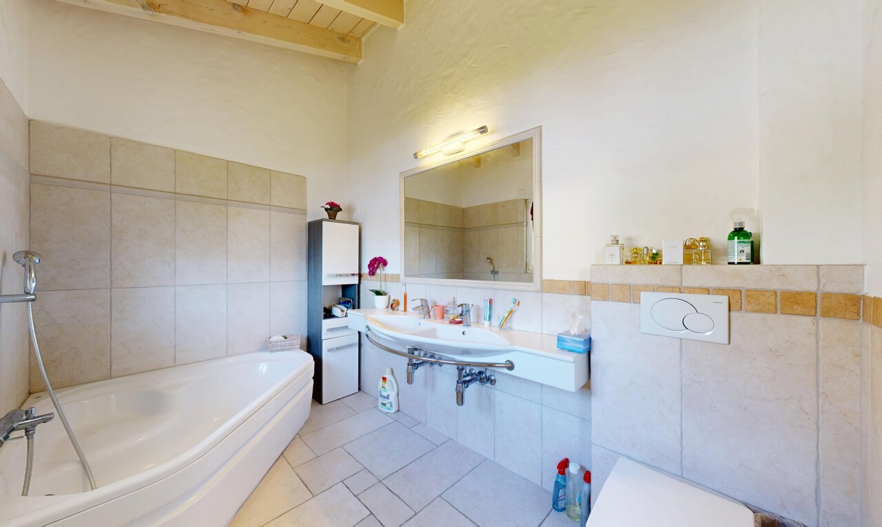 salle de bains avec mur en carrelage, tile wall, salle de bain complète, bain, et plafond à poutres