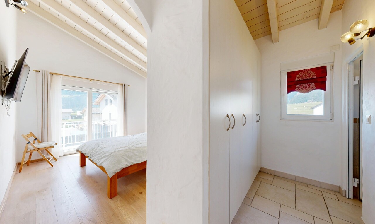 chambre avec plafond à poutres, beamed ceiling, light floor, plafond en bois, et wood ceiling