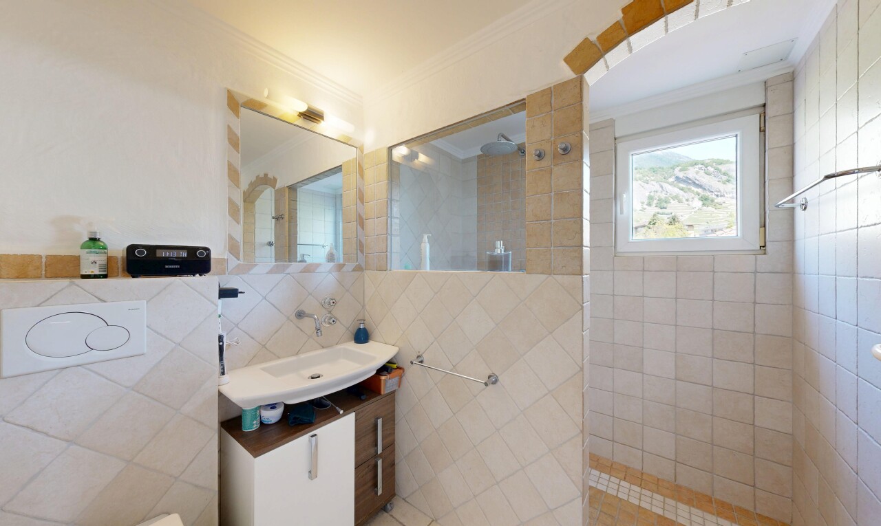 salle de bains avec douche, lavabo (ou coiffeuse selon le contexte), salle de bain complète, inside property, et miroir