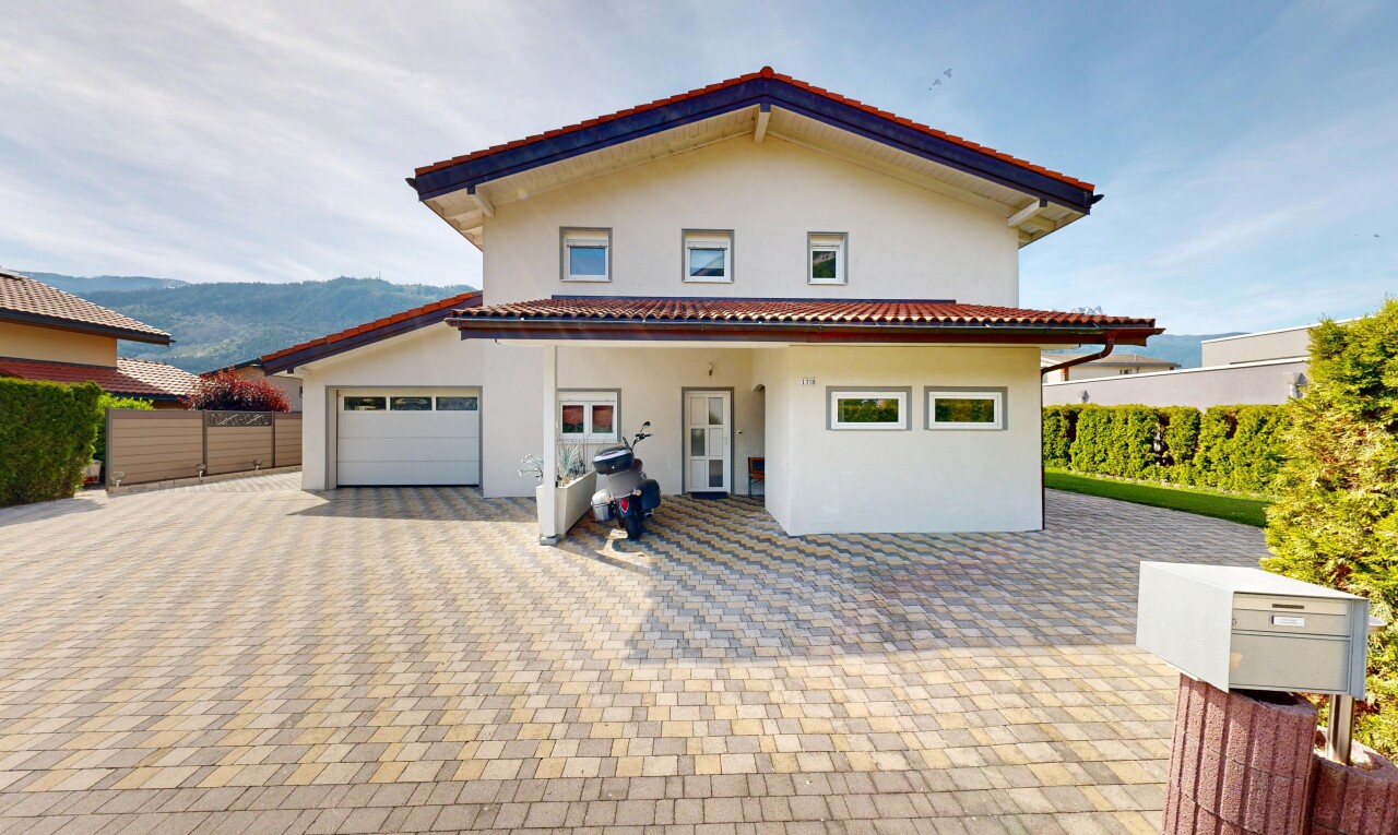 façade avec bardage en stuc, property visible, garage attaché, day time, et terrasse
