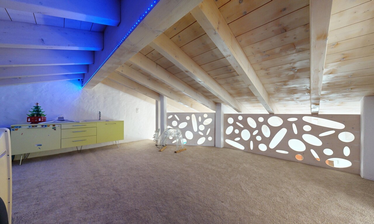 pièce vide avec beamed ceiling, plafond à poutres, vaulted ceiling, plafond voûté, et wood ceiling