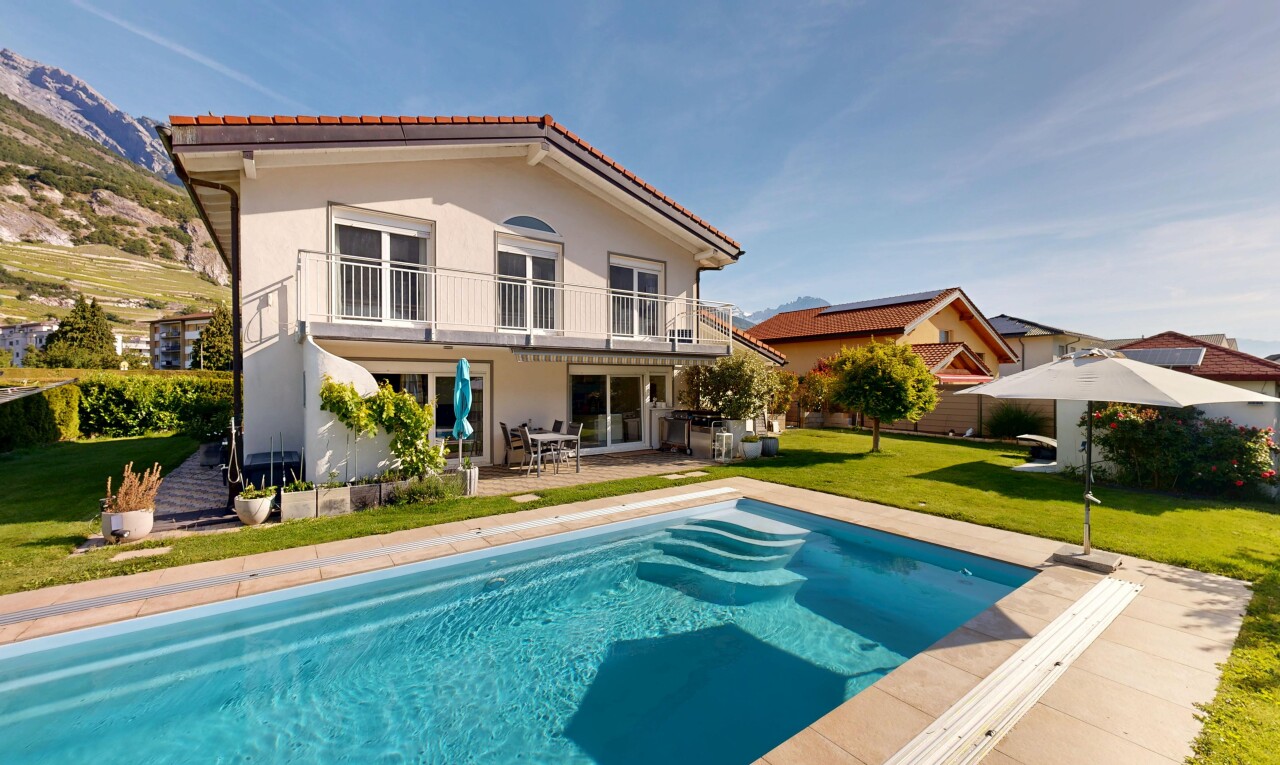 piscine avec pelouse, terrasse, day time, piscine, et balcon