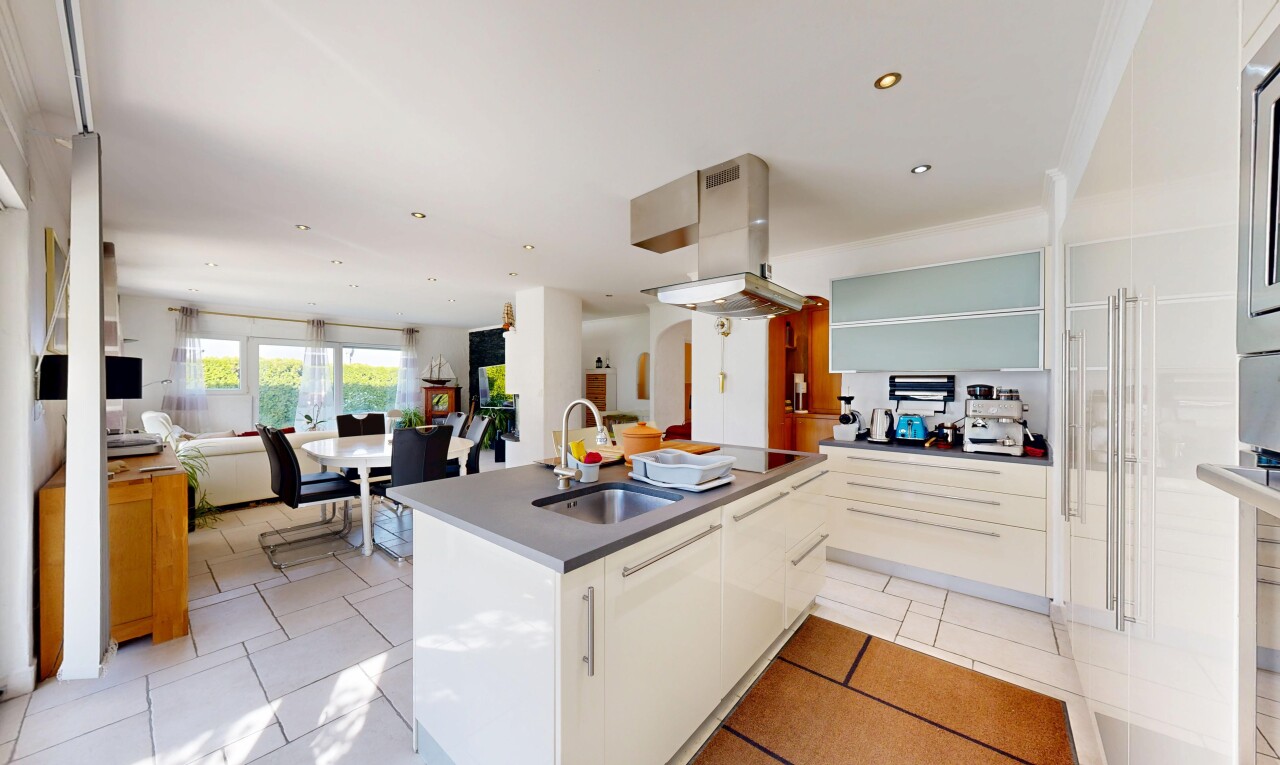 cuisine avec inside property, hotte, ouvert sur l'espace de vie, opens to living area, et light floor