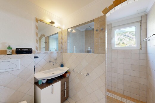 salle de bains avec douche, lavabo (ou coiffeuse selon le contexte), salle de bain complète, inside property, et miroir