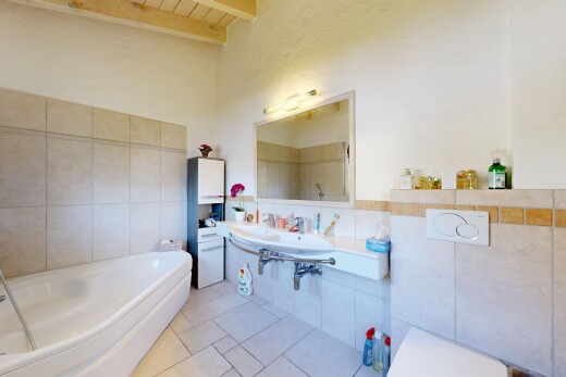 salle de bains avec mur en carrelage, tile wall, salle de bain complète, bain, et plafond à poutres