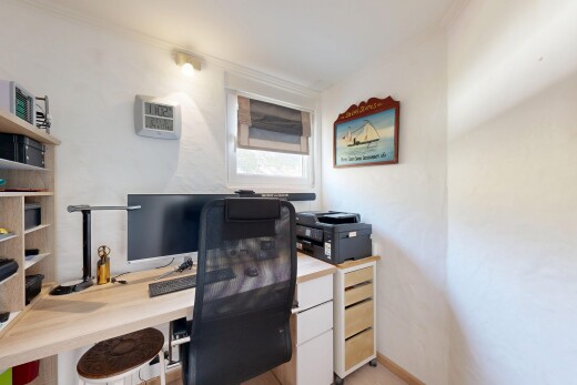 bureau avec espace bureau, inside property, light floor, télévision, et plinthes murales
