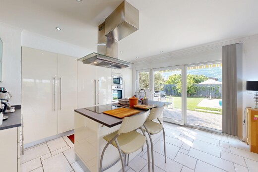 cuisine avec plans de travail, dark countertops, light floor, hotte, et four