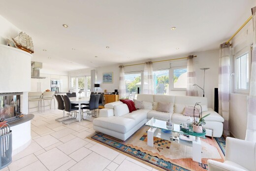 salon / salle à manger avec inside property, natural light, lumière naturelle, tile floor, et sol en carrelage