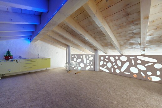 pièce vide avec beamed ceiling, plafond à poutres, vaulted ceiling, plafond voûté, et wood ceiling