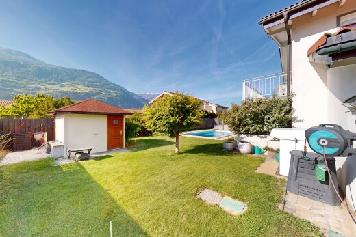 jardin avec structure extérieure, from property, piscine, pelouse, et day time