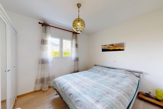 chambre avec cloison sèche, drywall, sol en finition bois, wood finish floor, et inside property