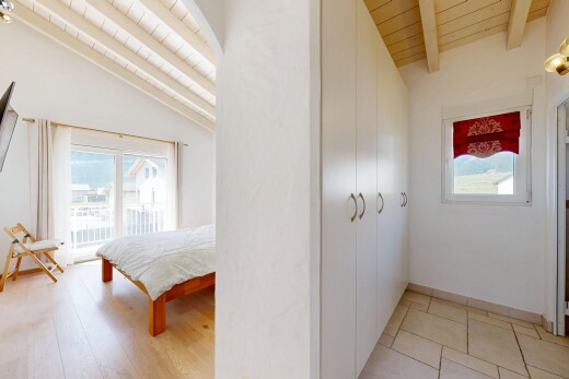 chambre avec plafond à poutres, beamed ceiling, light floor, plafond en bois, et wood ceiling