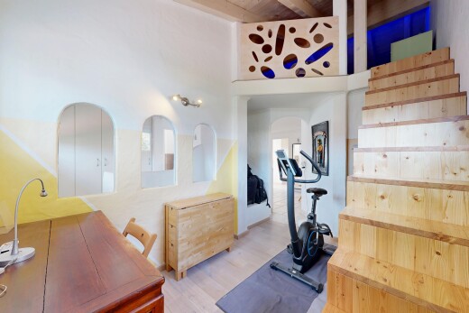 gym avec plafond haut, high ceiling, passages en arc, cloison sèche, et drywall