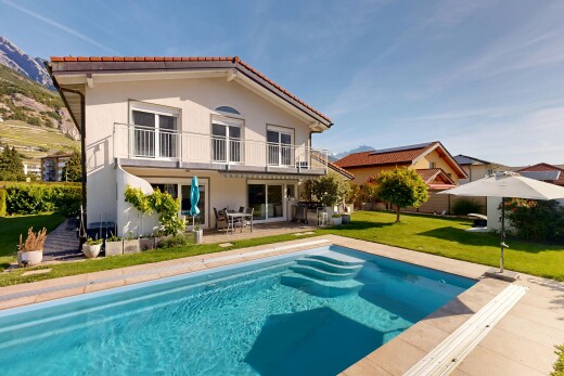 piscine avec pelouse, terrasse, day time, piscine, et balcon