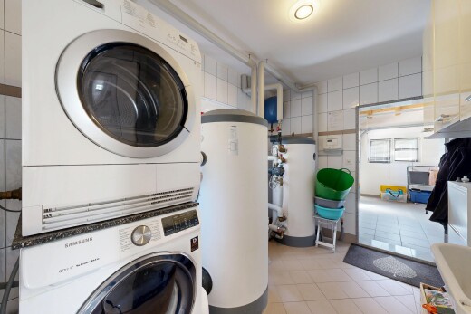 buanderie avec light floor, chauffe-eau, inside property, sol en carrelage, et tile floor
