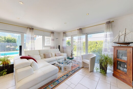 salon avec inside property, natural light, lumière naturelle, tile floor, et sol en carrelage