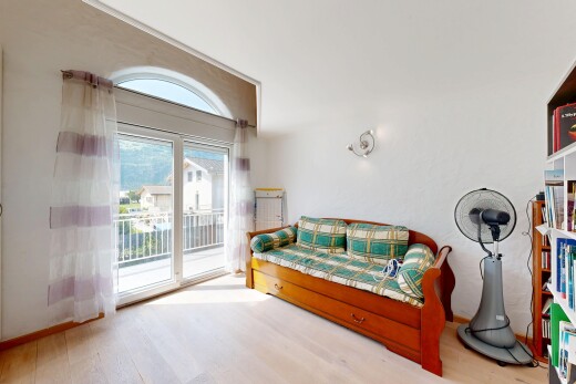 chambre avec lumière naturelle, natural light, accès à l'extérieur, sol en finition bois, et wood finish floor