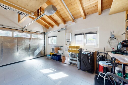 bureau avec plafond voûté, vaulted ceiling, inside property, plafond en bois, et wood ceiling