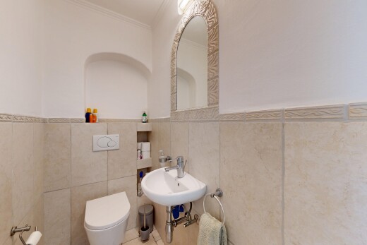 salle de bains avec miroir, inside property, mur en carrelage, tile wall, et évier