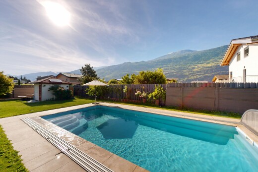 piscine avec piscine, from property, structure extérieure, clôture, et day time