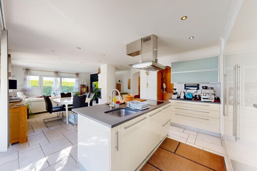 cuisine avec inside property, hotte, ouvert sur l'espace de vie, opens to living area, et light floor