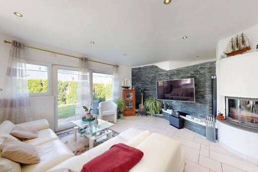 salon avec tile floor, sol en carrelage, cheminée, inside property, et natural light