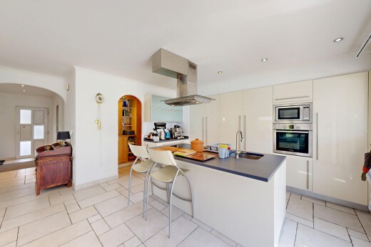 cuisine avec four, light floor, kitchen island sink, kitchen island, et îlot de cuisine