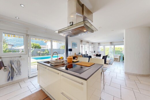 cuisine avec light floor, inside property, opens to living area, ouvert sur l'espace de vie, et kitchen island