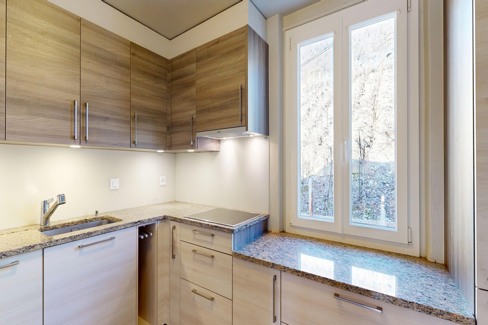 cuisine avec lumière naturelle, natural light, plans de travail en pierre, stone countertops, et light countertops